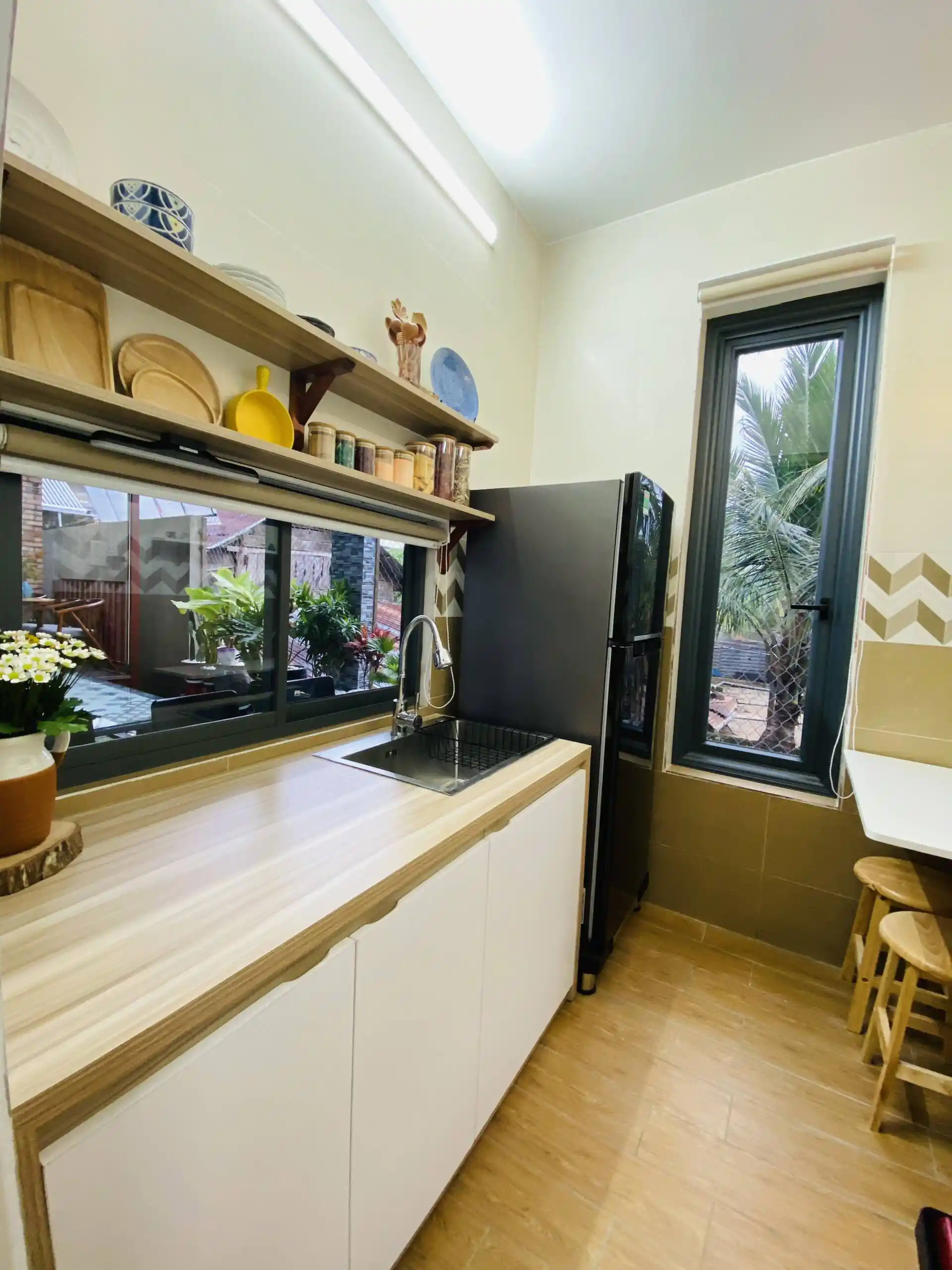 Phòng bếp có diện tích nhỏ, nên KTS ưu tiên sử dụng kệ đóng treo tường gọn gàng