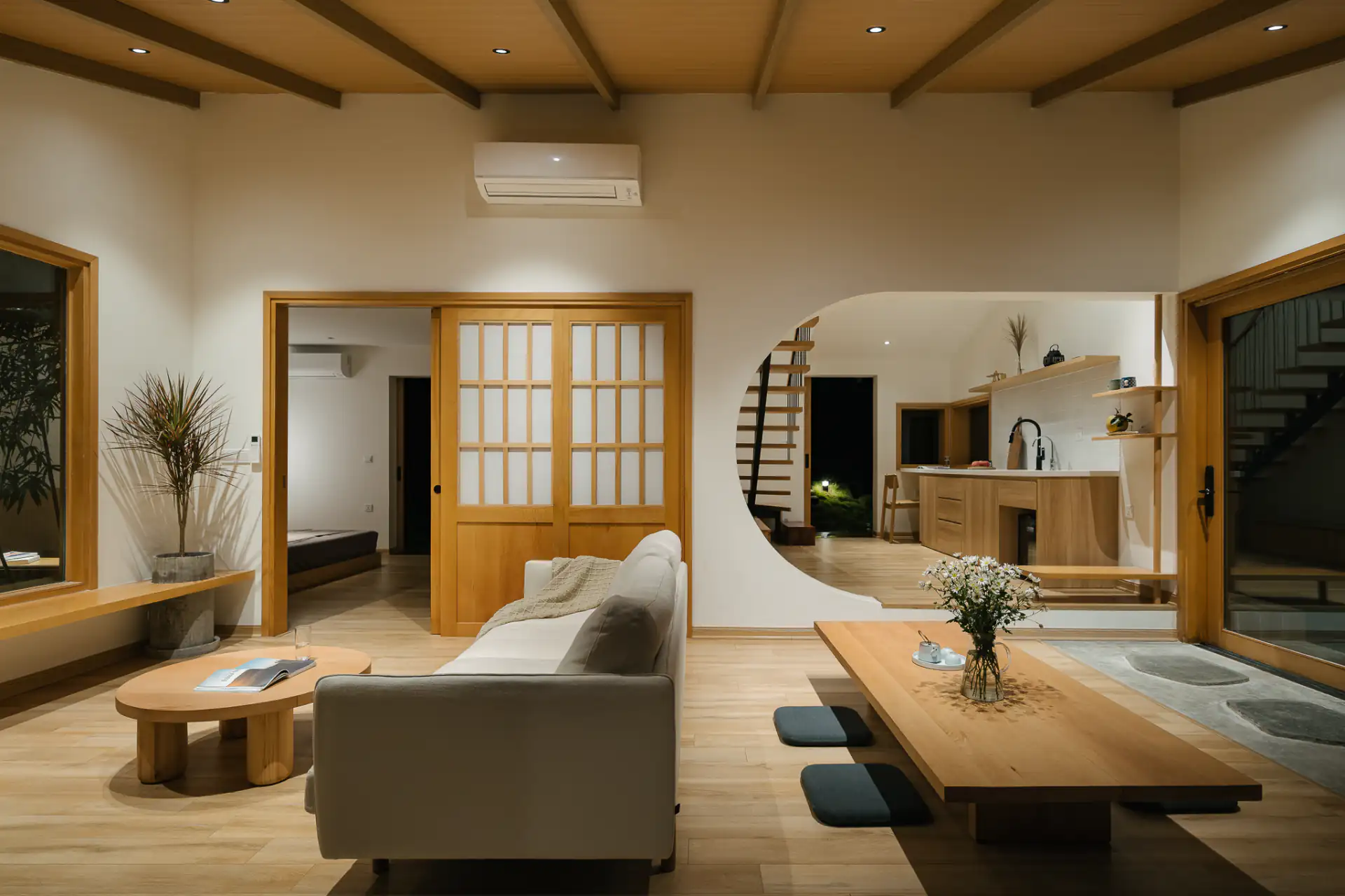 Sofa tông màu trung tính kết hợp với bàn gỗ mang lại hình ảnh bay bổng cho không gian tiếp khách của gia đình