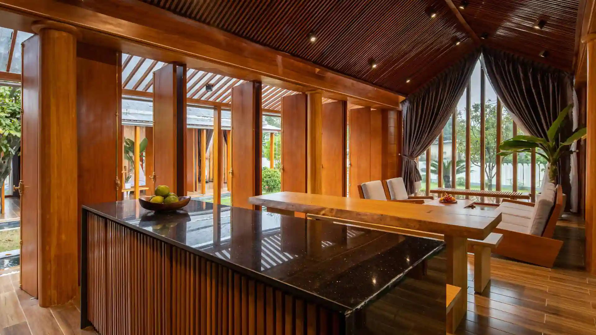 Thiết kế đảo bếp với hình khối vững chắc, ngăn cách khéo léo không gian tiếp khách và khu vực nấu nướng